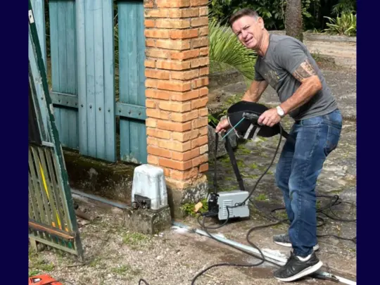 Técnico ATEC realizando conserto de portão eletrônico em Florianópolis