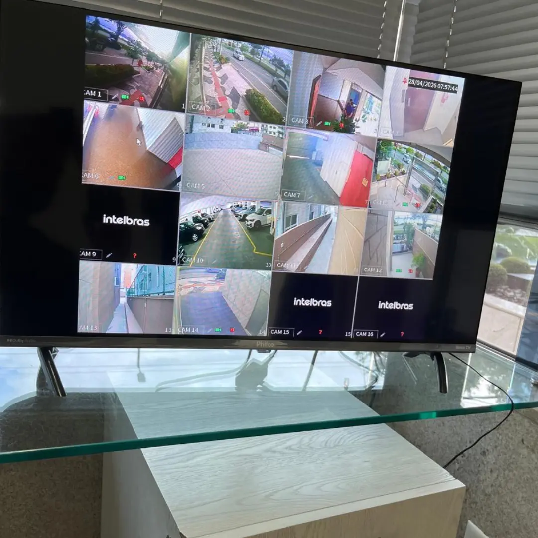 Centro de monitoramento CFTV com câmeras Intelbras instalado pela equipe ATEC em Florianópolis