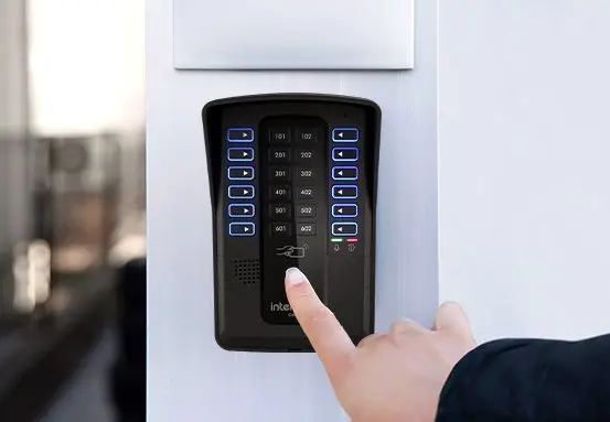 Sistema de controle de acesso por biometria instalado em condomínio de Florianópolis