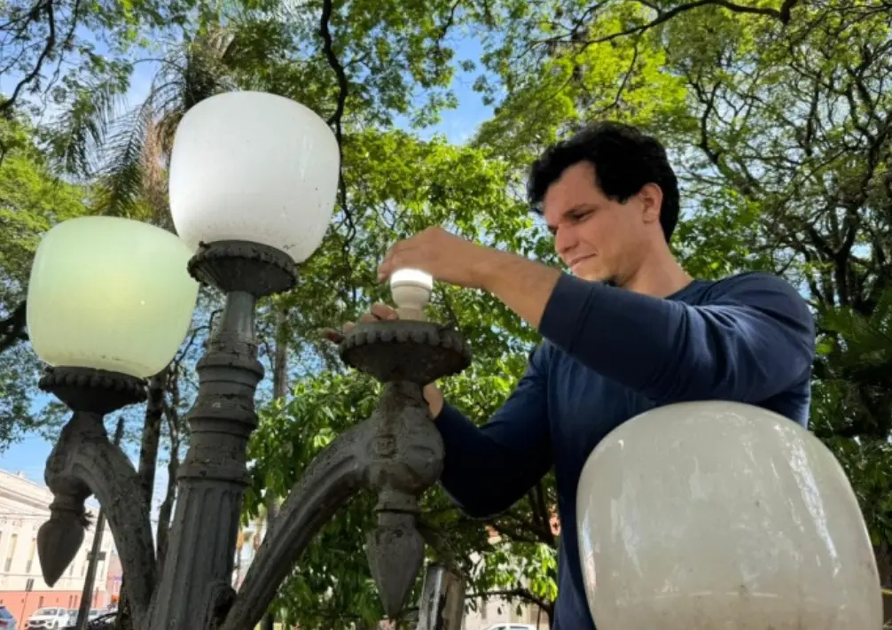 Técnico ATEC realizando instalação elétrica em residência de Florianópolis